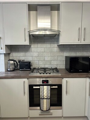 Fridge, microwave, oven, stovetop - Stylish Designer Cottage • Sleeps 7 • Free Parking (Bury)