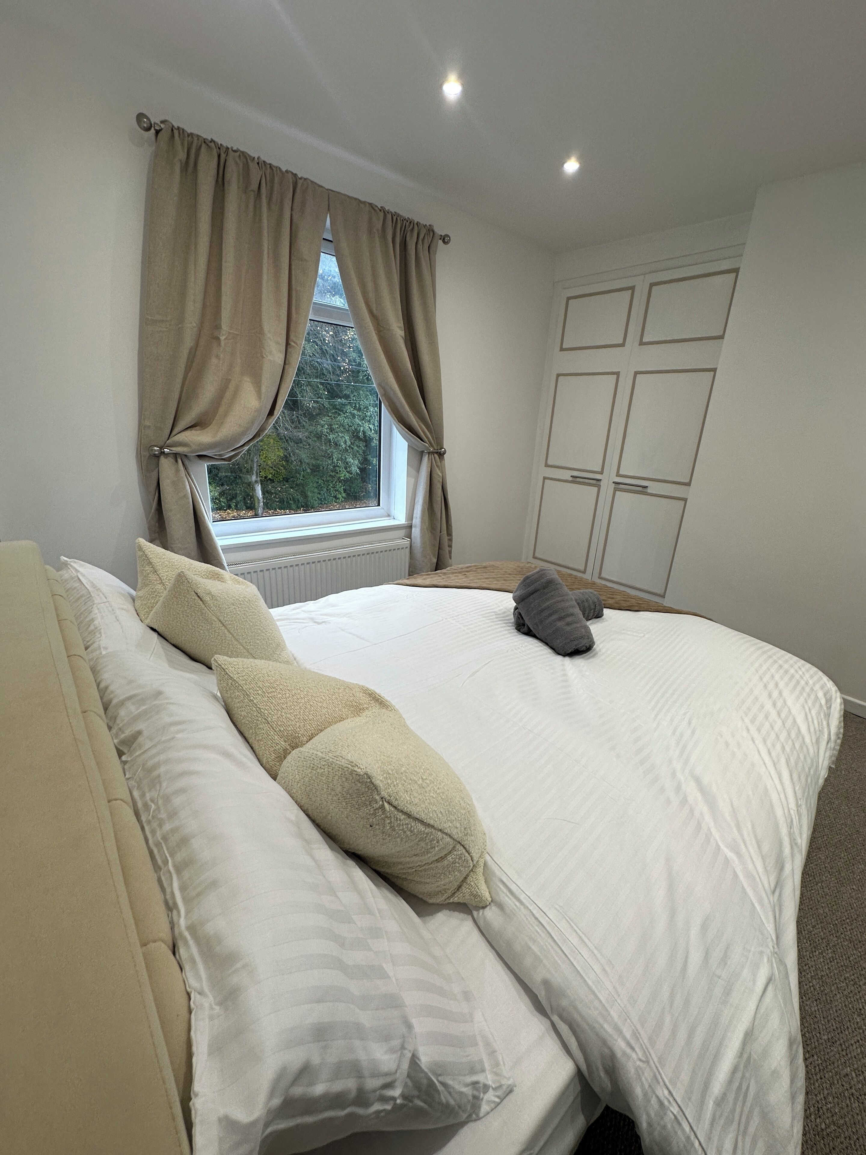 Iron/ironing board, WiFi, bed sheets