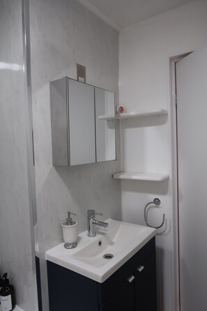 Hair dryer, towels, soap, toilet paper - Stylish Designer Cottage • Sleeps 7 • Free Parking (Bury)