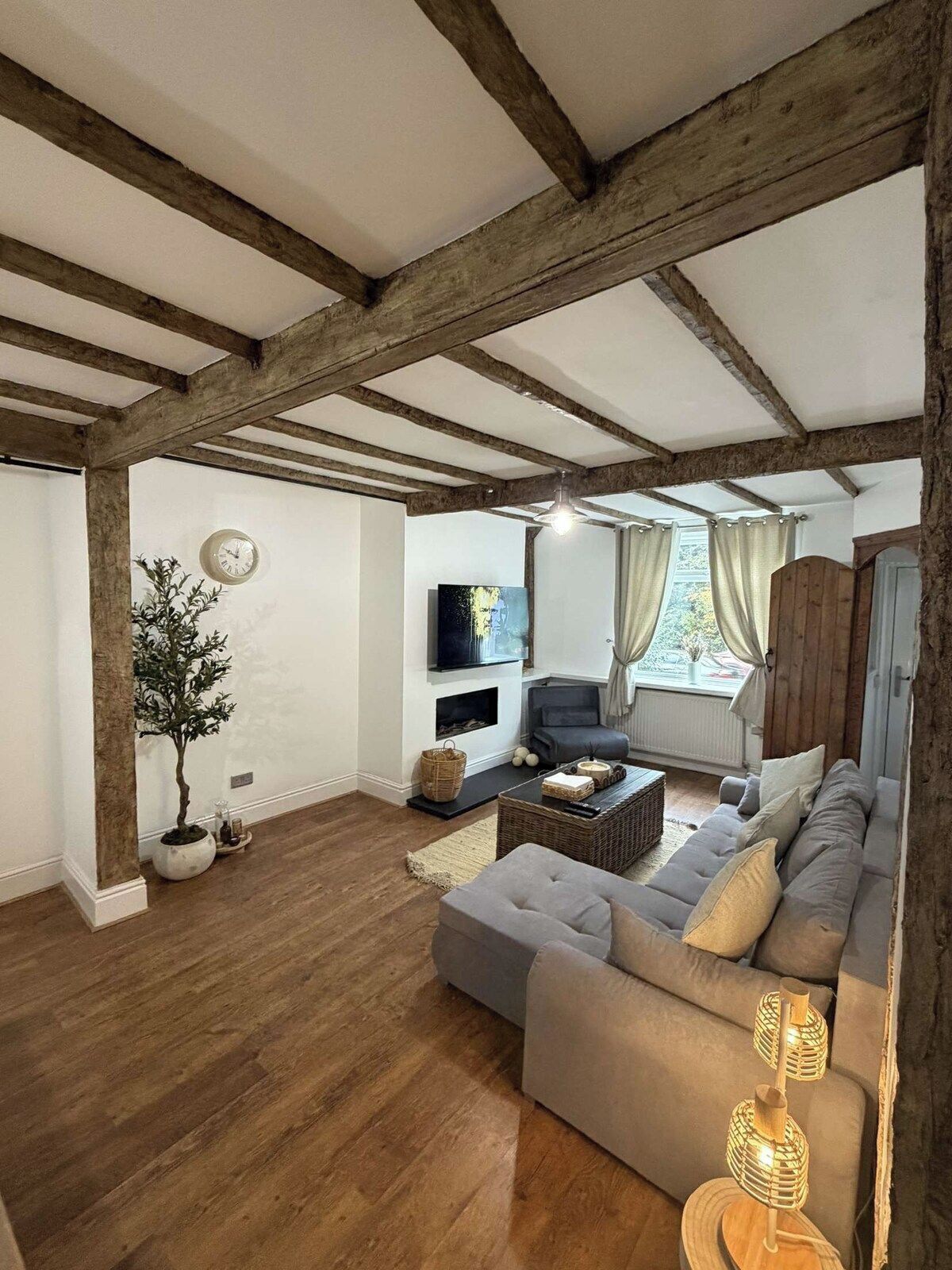 TV, fireplace
