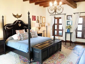 ستائر تعتيم وتجهيزات عازلة للصوت ومكواة/لوح كي وواي فاي مجانًا