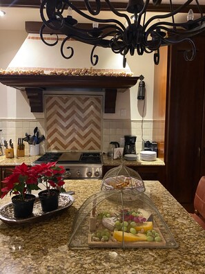 Horno, parrilla de estufa y utensilios de cocina