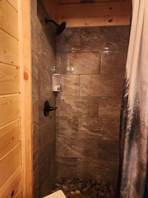 Hair dryer, towels, soap, toilet paper - Soothing 1-bedroom bungalow with AC in quaint Pryor (Pryor)