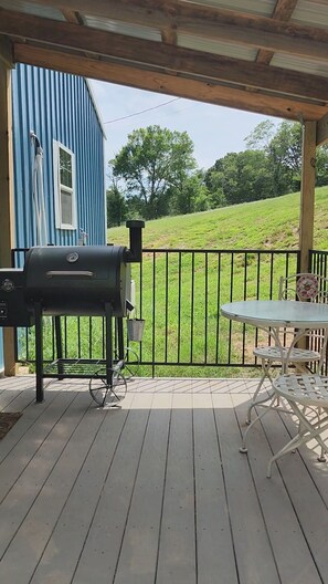 Outdoor dining - Soothing 1-bedroom bungalow with AC in quaint Pryor (Pryor)