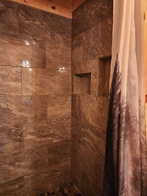 Hair dryer, towels, soap, toilet paper - Soothing 1-bedroom bungalow with AC in quaint Pryor (Pryor)