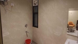 Uma casa de banho moderna com sanita, bidé, lavatório e espelho.