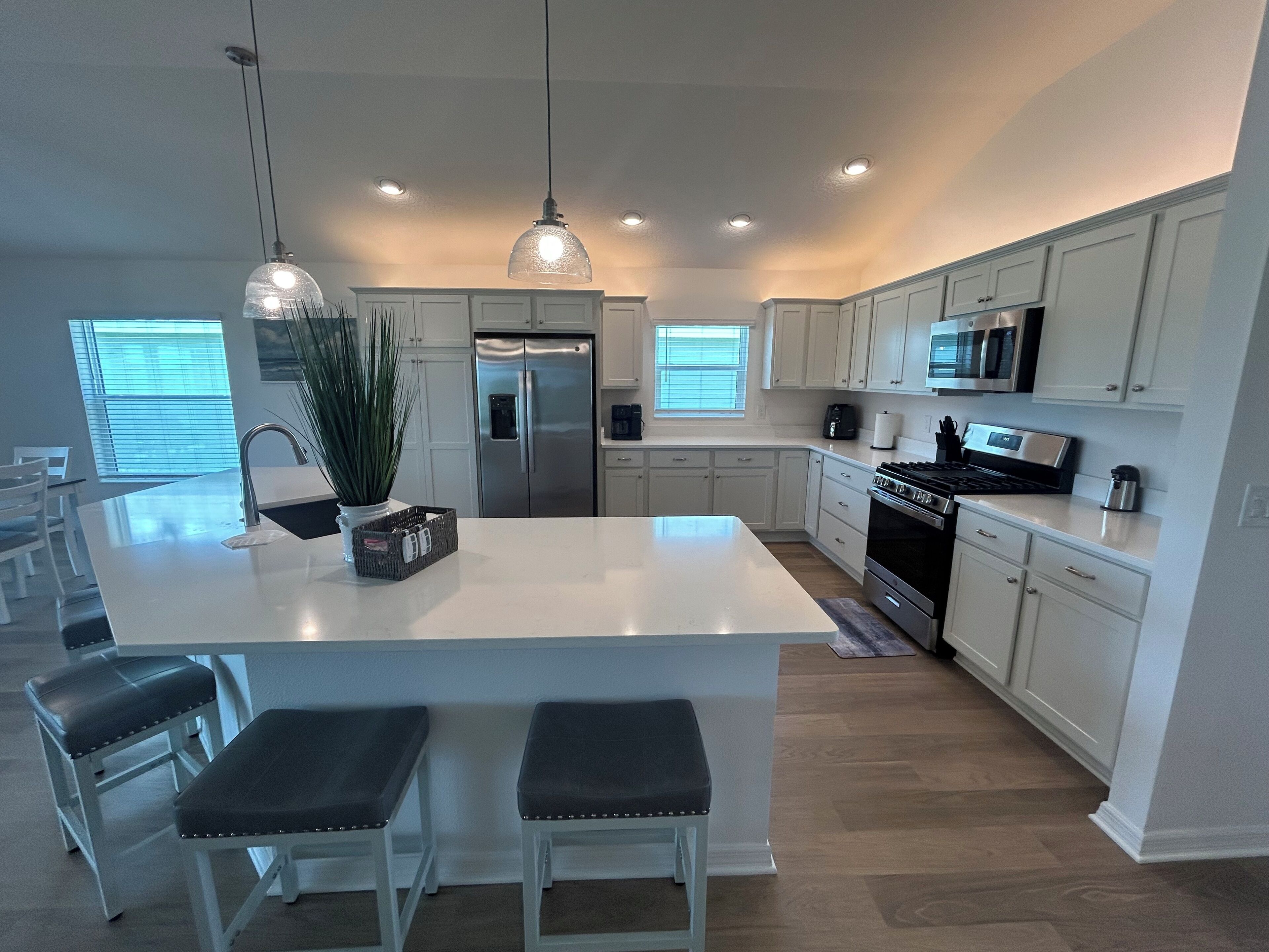 ثلاجة، ميكروويف، فرن، موقد طهي مسطح