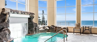 3BR/2BA condo, pool/hot tub, views, lakeside. Perfect for families, groups.