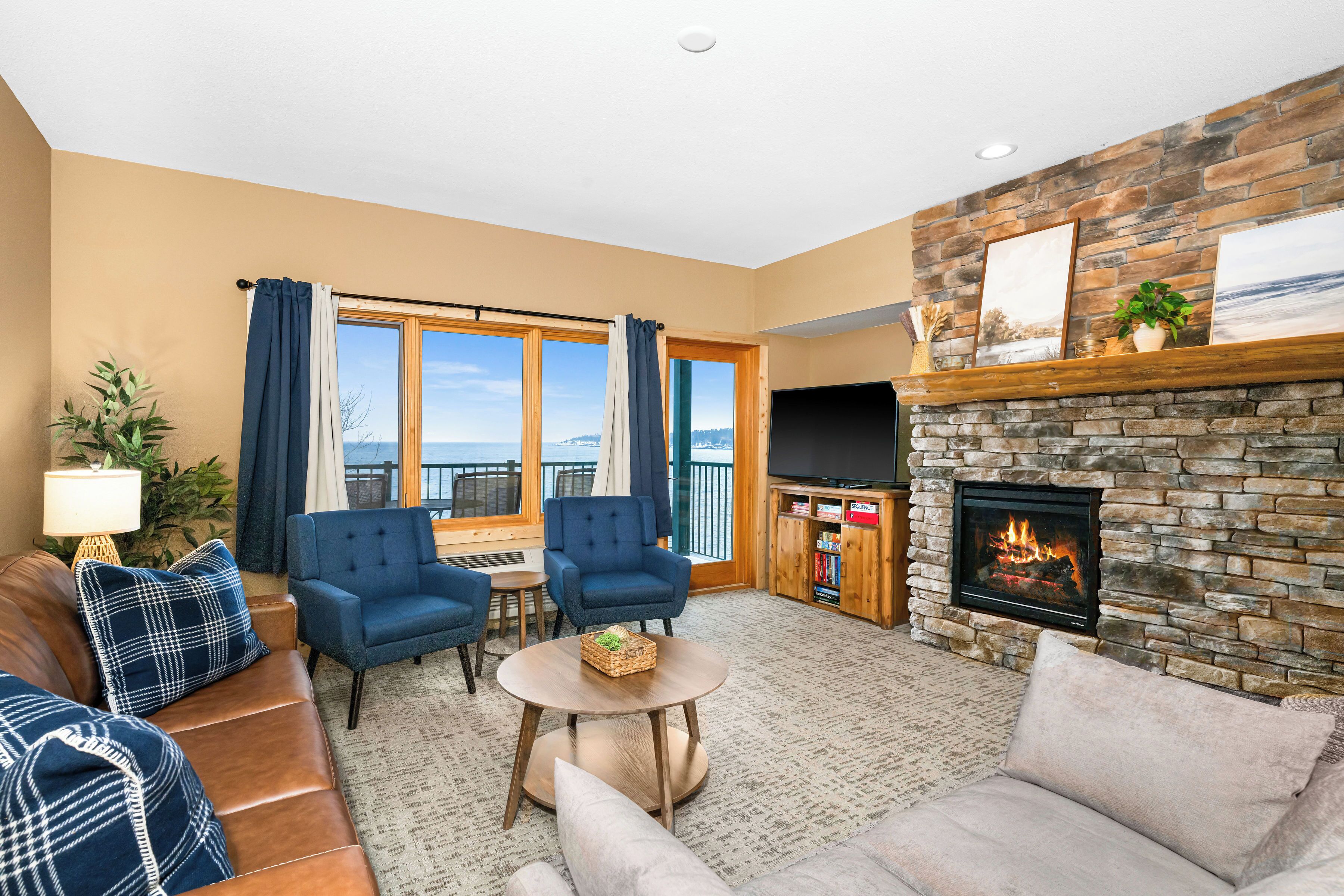 Télévision, cheminée, livres