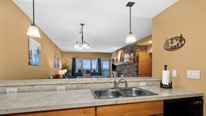 Coffee/tea maker, fridge, microwave, oven - Lakeview condo, pool/hot tub. Perfect for families, groups. 3BR/2BA (Two Harbors)