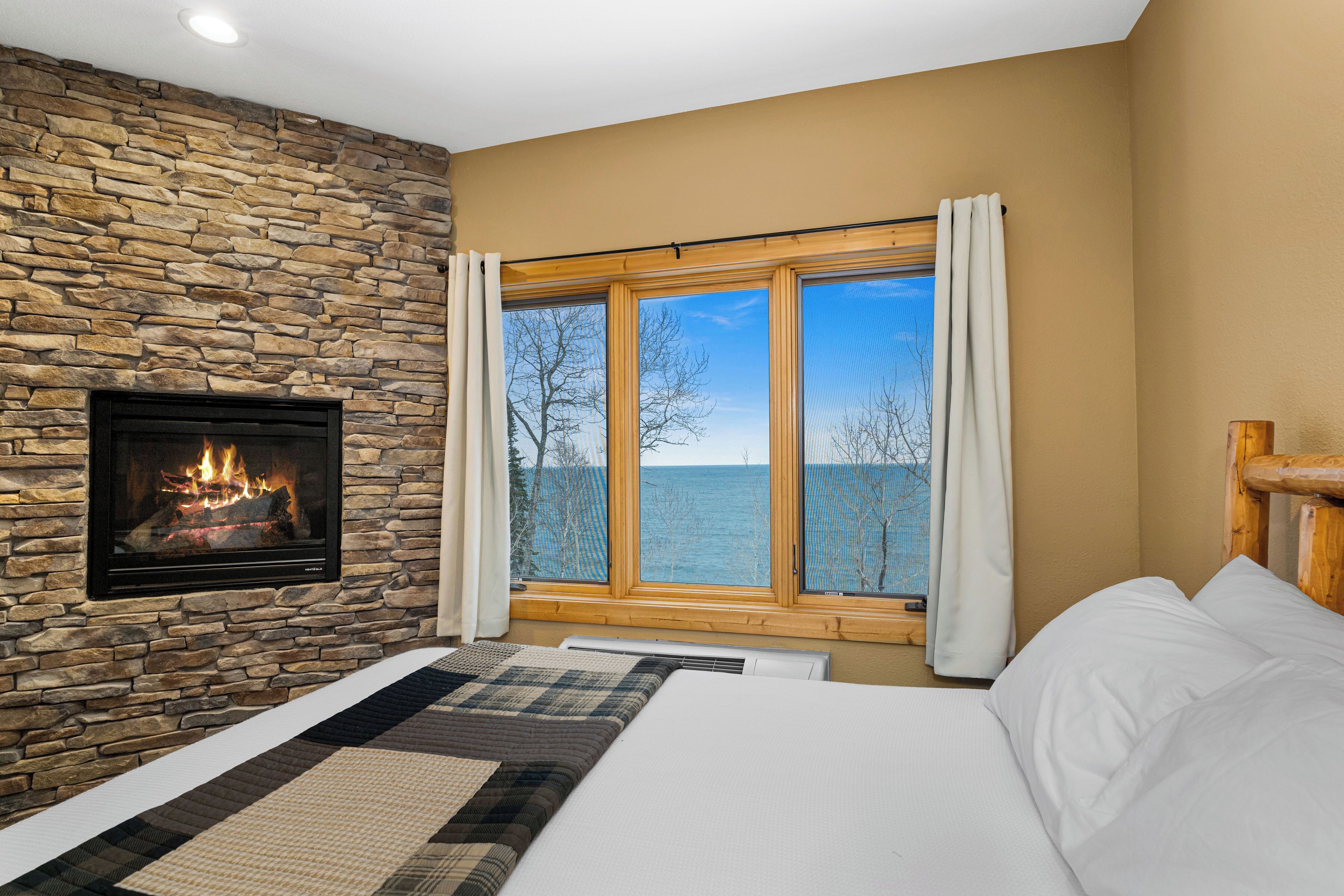 3 chambres, bureau, fer et planche à repasser, lit parapluie