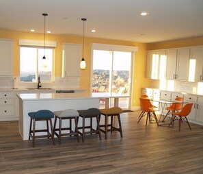 Microwave, oven, stovetop, dishwasher - 160 Acre- East Temecula valley private retreat-  Vista at Via Tayanna (Aguanga)