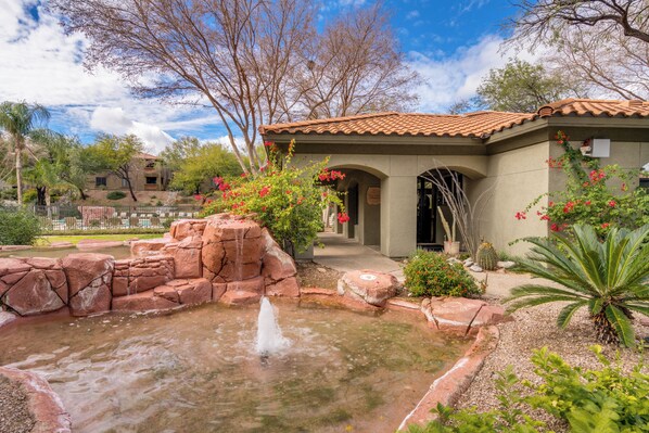 Property grounds - 2-BD 2-BA condo in the fantastic Catalina Foothills, 2 pools & fitness Ctr gated (Tucson)