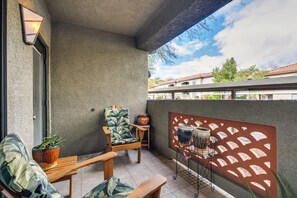 Terrace/patio - 2-BD 2-BA condo in the fantastic Catalina Foothills, 2 pools & fitness Ctr gated (Tucson)