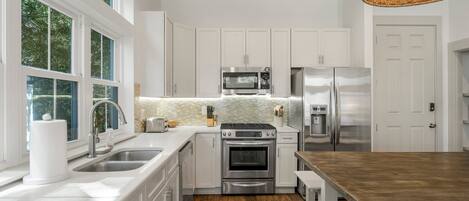 Microondas, horno, placa de cocina, lavavajillas