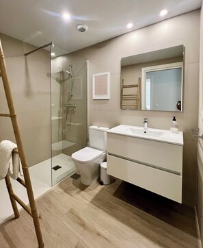 Shower, hair dryer, towels - Marina Real, Denia - sunny pool apartment by the sea with mountain view (Dénia)