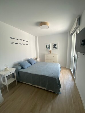 2 makuuhuonetta, työpöytä, silitysrauta/-lauta, ilmainen Wi-Fi