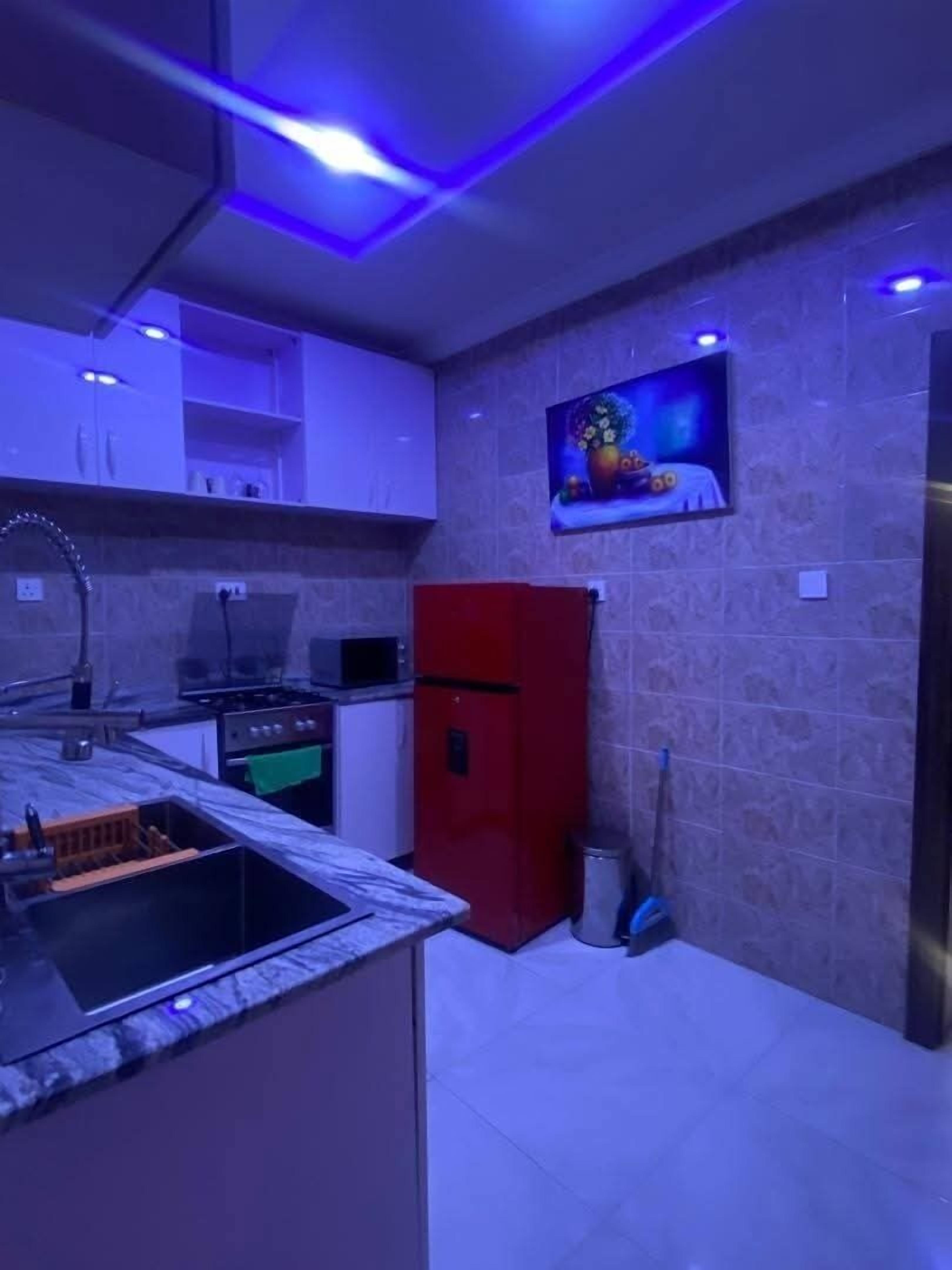 Microondas, horno, placa de cocina, utensilios de cocina