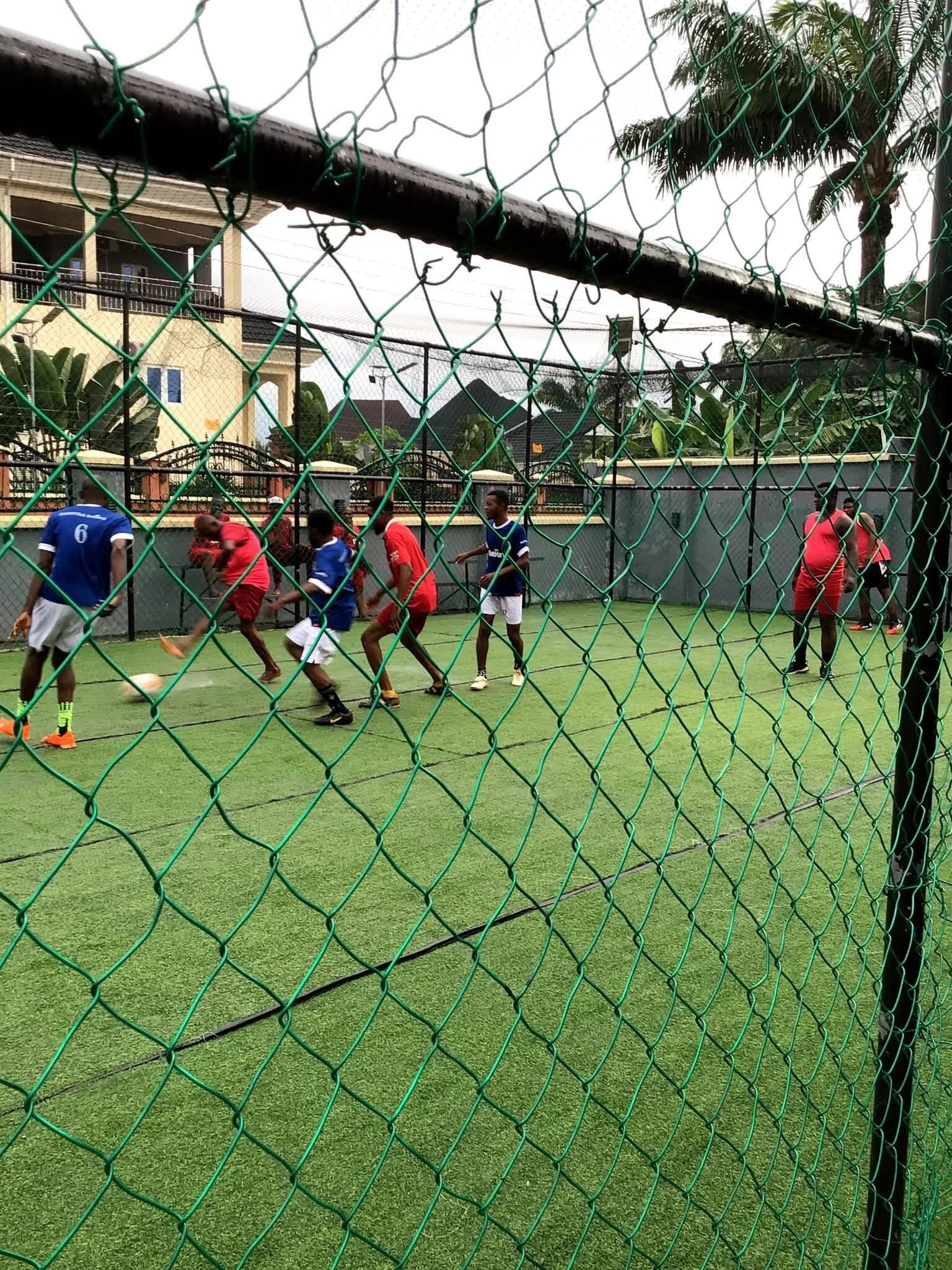 Un campo de fútbol con jugadores con camisetas rojas y azules.