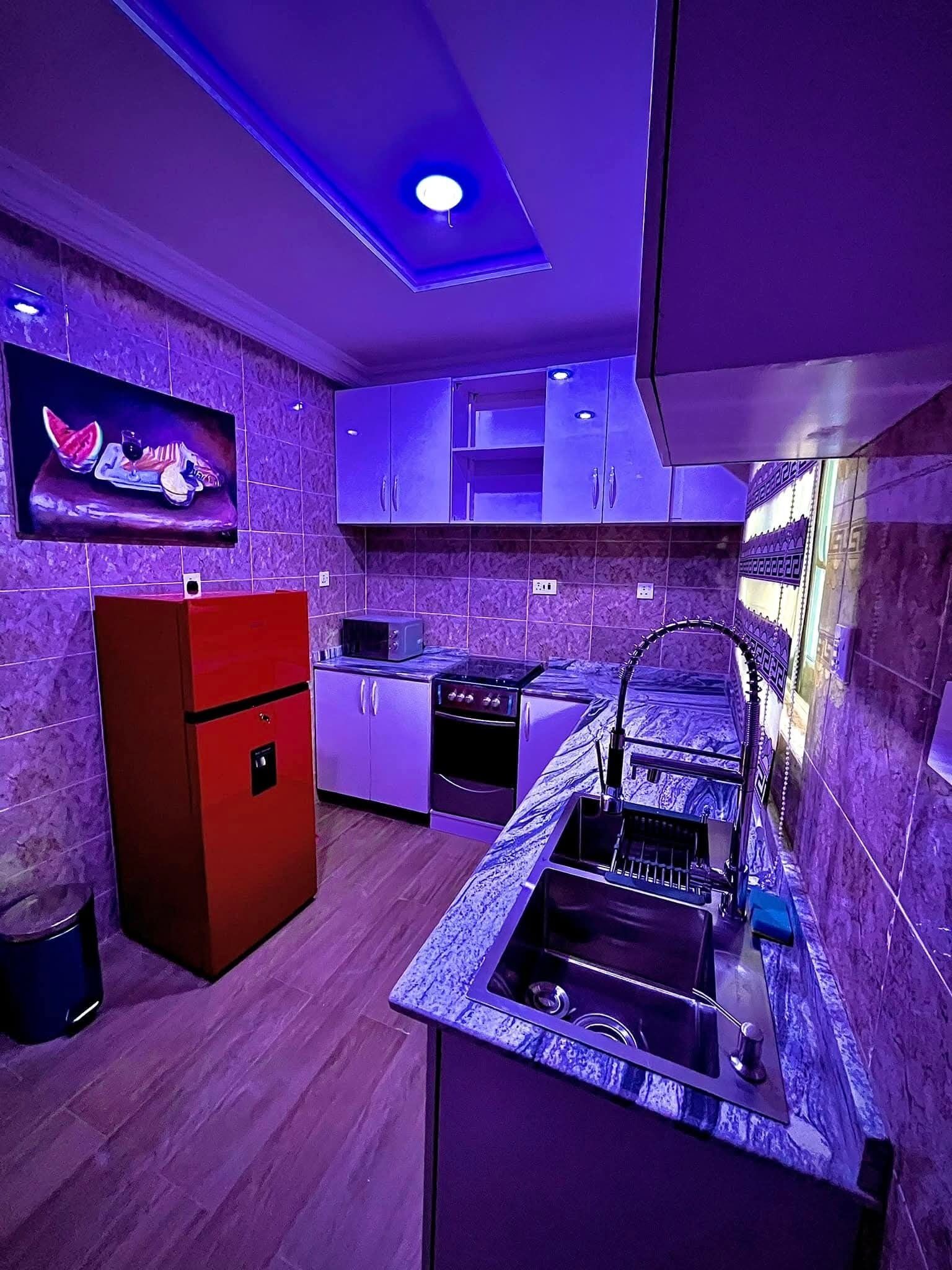 Mikrobølgeovn, ovn, kokeplater og kjøkkenutstyr