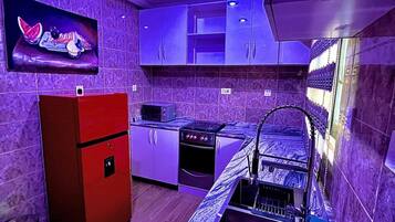 Mikrowelle, Ofen, Herdplatte, Kochgeschirr/Geschirr/Besteck