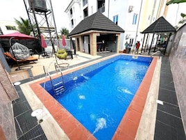Una piscina al aire libre
