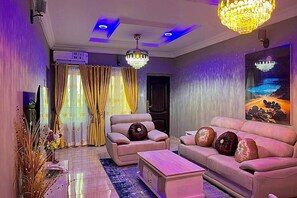 Departamento clásico, 2 habitaciones, vista a la ciudad | Área de sala de estar