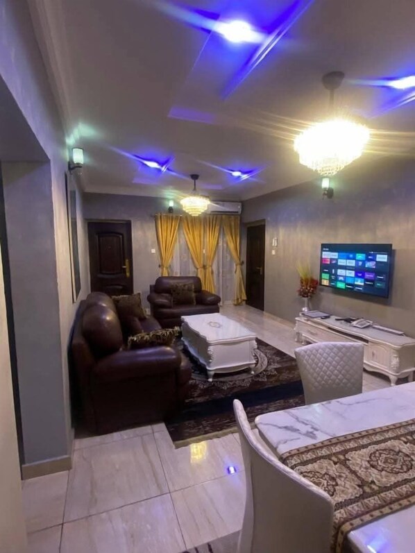 Deluxe Apartment, City View | Living area