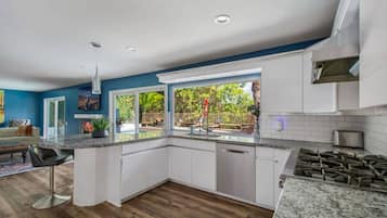 Jääkaappi, mikroaaltouuni, uuni, liesi