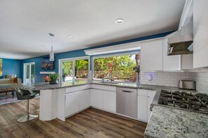 Jääkaappi, mikroaaltouuni, uuni, liesi