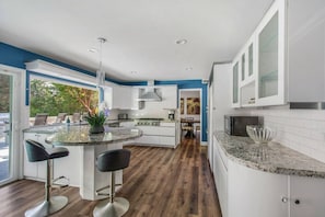 Jääkaappi, mikroaaltouuni, uuni, liesi