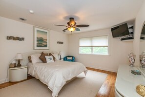 Iron/ironing board, WiFi, bed sheets - Modern 5-bedroom Hamptons Retreat On 1 Acre Cul de sac in East Quogue (East Quogue)