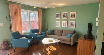 ★ Modern 2BR │ Walk to Restaurants & Allen Fieldhouse │ Off-Street Parking