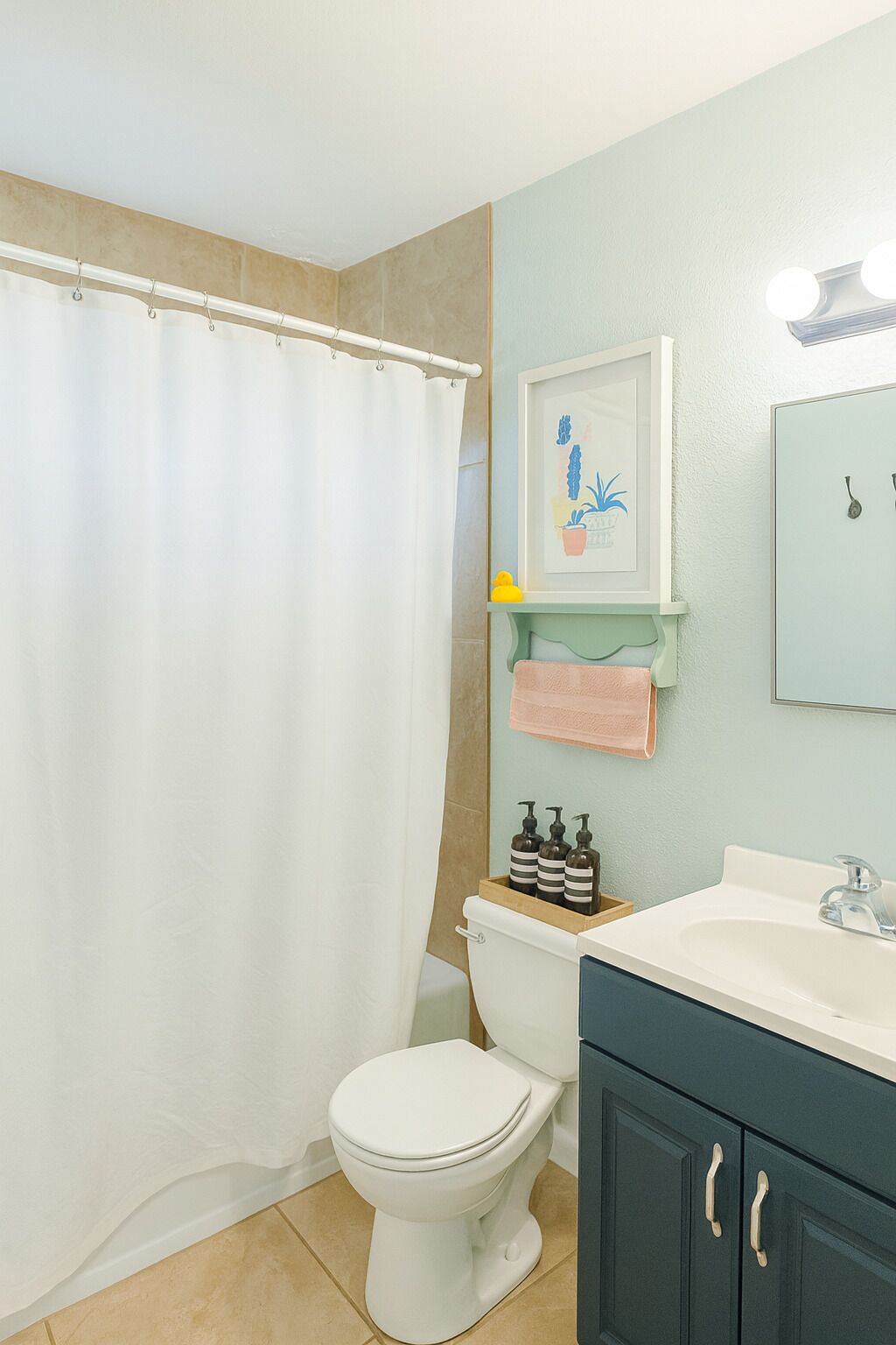 Secador de pelo, toallas, jabón y papel higiénico