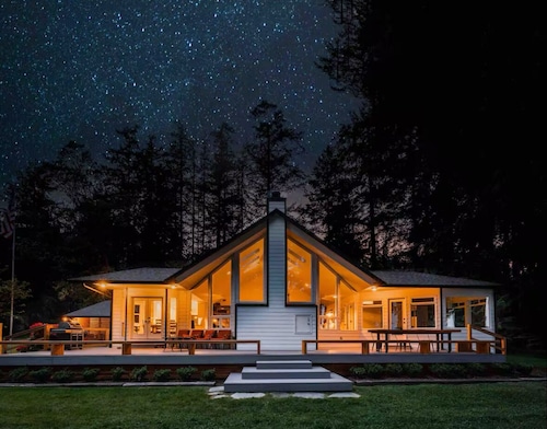 Waterfront Privacy with Beach Access & Hot Tub