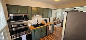 Réfrigérateur, micro-ondes, four, plaque de cuisson