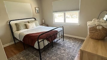 2 Schlafzimmer, Schreibtisch, Bügeleisen/Bügelbrett, Reisekinderbett