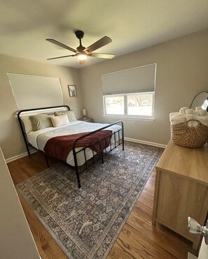 2 makuuhuonetta, työpöytä, silitysrauta/-lauta, vauvan matkasänky