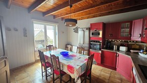 Fridge, microwave, oven, stovetop - Ty Nog The charming fisherman's cottage in Brittany, right by the Atlantic Ocean (Plouhinec)
