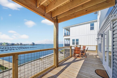 New Bay Cottage! Private Pier, Kayaks, Bring a Boat, Easy Beach Access! Dogs OK!