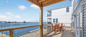 New Bay Cottage! Private Pier, Kayaks, Bring a Boat, Easy Beach Access! Dogs OK!