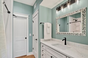 Shower, hair dryer, towels, soap - New Bay Cottage! Private Pier, Kayaks, Bring a Boat, Easy Beach Access! Dogs OK! (Gulf Shores)