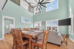 Dining - New Bay Cottage! Private Pier, Kayaks, Bring a Boat, Easy Beach Access! Dogs OK! (Gulf Shores)