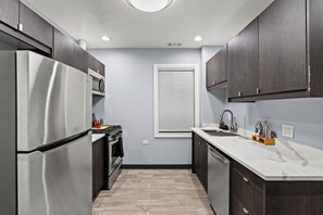 Microwave, oven, stovetop, dishwasher - Beautiful Bollywood 3 Bed Gem near Loyola University/Rogers Park/Lake Michigan (Chicago)