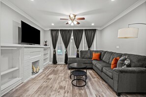 TV - Beautiful Bollywood 3 Bed Gem near Loyola University/Rogers Park/Lake Michigan (Chicago)
