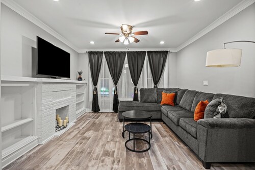 Beautiful Bollywood 3 Bed Gem near Loyola University/Rogers Park/Lake Michigan