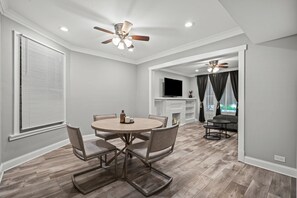 Dining - Beautiful Bollywood 3 Bed Gem near Loyola University/Rogers Park/Lake Michigan (Chicago)