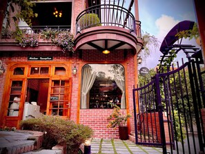 Exterior detail - Spacious Loft Studio for 3 – Cozy, Bright & Family-Run in Ha Long (Thành phố Hạ Long)