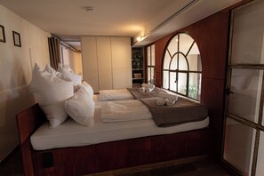 1 dormitori, planxa i posts de planxar i un bressol de viatge