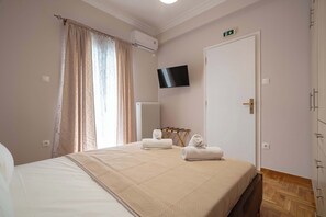 Iron/ironing board, Internet, bed sheets - Kypseli Pulse 2BR Residence by ΜΡS (Athina)
